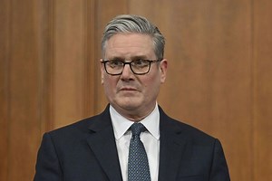 Express poll presses Starmer to resign