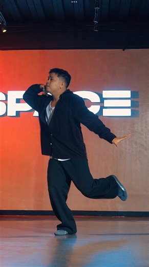 Back at it again with the texture KING! 👑 Serving up fresh, next-level vibes — perfectly synced with the track ‘Folded’ 💥 He’s back to drop another ADVANCED class you don’t want to miss this FRIDAY (Nov. 14) at 8:00 PM! 🔥 Head to → spacestudiosph.com to secure your slot! ✅ 👀 Peep our sched for more classes this week! 🗓️ 🎥 Official videos: https://drive.google.com/drive/folders/11rUJU1oT6Ss7nslOFiQNSqjpMYH0ML43 (or click the link in our bio!) #SpaceStudiosPH #DanceClass #Dance #ILLKNGDM | S