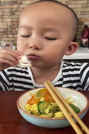 Baby Can’t Stop Eating – So Funny and Cute!