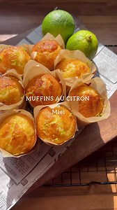 Muffins au citron & miel 🍯 Hello les gourmands 👋🏼 enfin une recette sucrée, et pas n’importe laquelle 😁 ces muffins sont incroyablement bons et la texture OMG 😱 Pour 10 petits muffins : - 3 œufs - 140g de sucre - 90 g d’huile d’olive - 30 g de miel - Zeste de 2 citrons - 60g de jus de citron - 100g de lait fermenté - 200g de farine - 5g de levure chimique (1/2 sachet) - 1 pincée de fleur de sel Pour le sirop : - 25g d’eau - 25g de sucre - 5g de miel Tu fais bouillir le tout et tu ajoutes 25