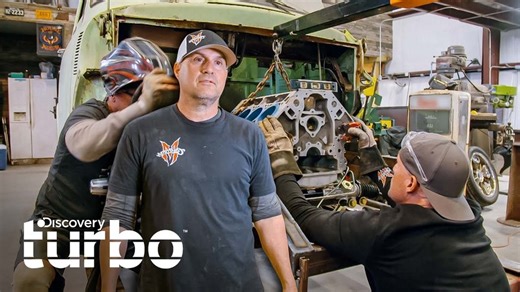 244K views · 2.6K reactions | Una camioneta Ford de 1956 estuvo guardada en un granero por 30 años. Tras realizarle una nueva estructura, es hora de la tarea más dificil: instalar el nuevo motor. ¿Cómo quedará? #MaquinasRenovadas | Discovery Turbo | Facebook