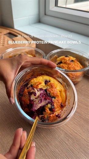 Serena Patel | Food & Travel Content Creator on Instagram: "Blueberry Protein Pancake Bowls 🫐 DAY 23 of 30 DAYS OF BALANCED BOWLS These high protein pancake bowls are great for breakfast meal prep and taste just like cake!! 🤩 37g of protein per protein pancake bowl, and can be reheated in the microwave after cooking, making it great for busy mornings! Macros per bowl: 378 cals, 37g P, 42g C, 7g F 🔸 Ingredients (per bowl): 1 large egg 50g 0% fat greek yogurt 60ml semi skimmed milk Sweetener (o