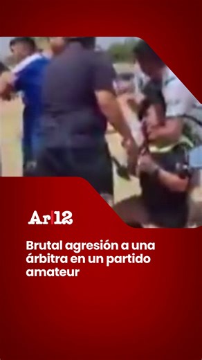 Argentina|12 on Instagram: "GOLPIZA A UNA ÁRBITRA EN FÚTBOL AMATEUR Imágenes que indignan. Durante un partido de fútbol amateur, una árbitra fue agredida brutalmente tras una decisión arbitral. Recibió una patada en la cabeza y tuvo que retirarse en moto. Ahora, no quiere volver a dirigir. 📺 Programa: Tarde a Tarde 🎙️ Conducción: @loreserini y @leanilliaok #Argentina12 #AR12envivo #AR12 Un nuevo canal de noticias: Periodismo con opinión Estamos en todas tus pantallas: Instagram: /argentina12ok