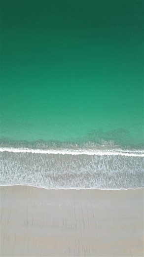 Absolutely incredible day in Harris, snow capped mountains snow on the beach and the most incredible green colour of the ocean. Low winds meant Max could fly the drone and see Luskentyre Beach looking magical from above #IsleofHarris #fyp #outerhebrides #scotland #drone