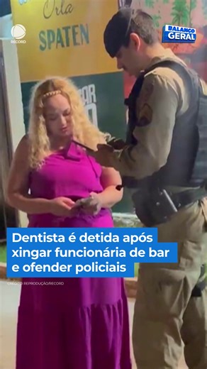 Balanço Geral on Instagram: "Fernanda, dentista de 49 anos, se irritou com a demora no atendimento de um bar e passou a xingar a funcionária, fazendo ofensas de cunho racista. A polícia foi acionada e, ao chegar, a mulher exigiu ser chamada de “doutora” e ainda ofendeu os militares. O caso foi registrado na delegacia, e Fernanda só foi liberada após audiência de custódia. 👉 Veja mais no #BalançoGeral em R7.com/balancogeral"