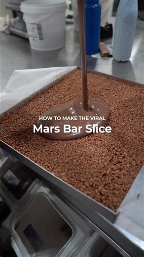 How to make Mars Bar Slice 🤤 #baking #bakery #recipe #chocolate #chocolatecake #food