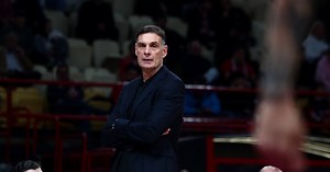 Ο Γιώργος Μπαρτζώκας γράφει ιστορία στον Ολυμπιακό και βραβεύτηκε από τους αδερφούς Αγγελόπουλους