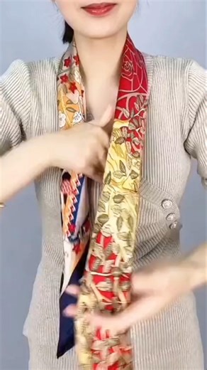 Tie tips🎀 Tie a Silk scarf 小窍门，丝巾系法 #scarf #fashion #beauty #youtube #silkscarf