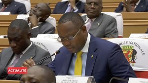 SÉCURITÉ / COMMERCE Le ministre du Commerce a justifié à l'Assemblée nationale la suspension de l'importation des machettes et des motos par la nécessité de sécuriser la population. Cette mesure temporaire fait suite à la détournement de la machette de son usage agricole pour devenir une arme redoutable. La suspension vise à affiner la réglementation sur l'accès à ces outils. Le ministre a assuré que la mesure sera levée courant décembre, une fois le travail de réglementation achevé. Toute l’inf