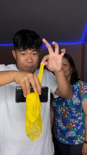 Rating Magic Tricks with Mom | Funny Reactions 🎩😂