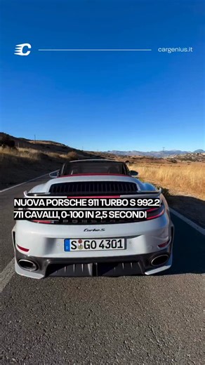 @cargenius.it on Instagram: "La Porsche 911 Turbo S (992.2) porta la sportiva di Zuffenhausen in una nuova era. Per la prima volta, il classico flat-six 3.6 biturbo viene elettrificato grazie alla tecnologia t-Hybrid, che introduce due turbocompressori elettrici, un motore integrato nel cambio PDK e una batteria da 1,9 kWh. Il risultato? 711 CV, 800 Nm di coppia costanti da 2.300 a 6.000 giri, e un’accelerazione da 0 a 100 km/h in 2,5 secondi, con 322 km/h di velocità massima. Esteticamente, la 