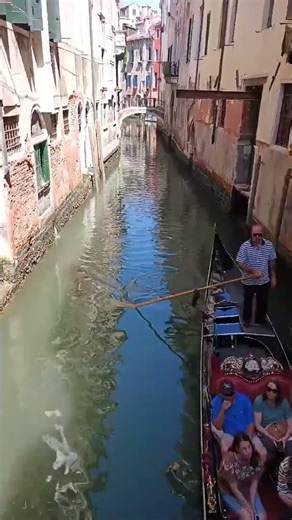 Gondola Riding, Venice, Italy, Expat Explore Travel from Aaron P. 🇮🇹