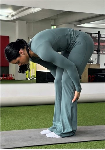 Mobility, stretch and activation session 🧘‍♀️ It’s vital to take to time to keep the body mobile and stretch out the muscles between training. Another big thing is to keep activating the muscles. At the moment activating glutes and abs is a massive part to helping with my push. Routine: - Stretch & mobilise - Ab activation - Glute activation - Rolling & release muscles Wearing ‘iced green’ Softmotion from @oner - scoop neck long sleeve (small) - Flares (long length small) Use code ‘DESI’ for di