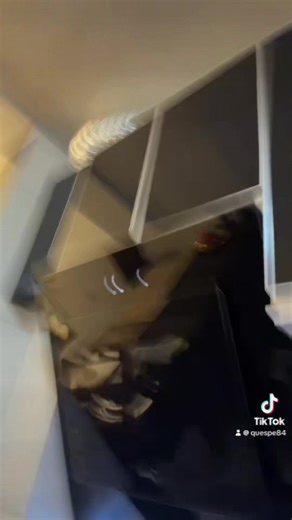 Explosão. Foi assim que tudo começou. Um barulho seco, fogo, pânico e a certeza de que poderia ter sido o fim. O que causou isso? Vazamento de gás. Silencioso, invisível e extremamente perigoso. Minutos antes, tudo parecia normal. Eu estava me preparando, fiz make up, gravei vídeos, liguei a câmera como em qualquer outro dia. Nada indicava o que estava prestes a acontecer. Isso não foi descuido meu. Foi uma falha grave de quem monta, instala e diz que está “tudo certo”. Por isso deixo este alert