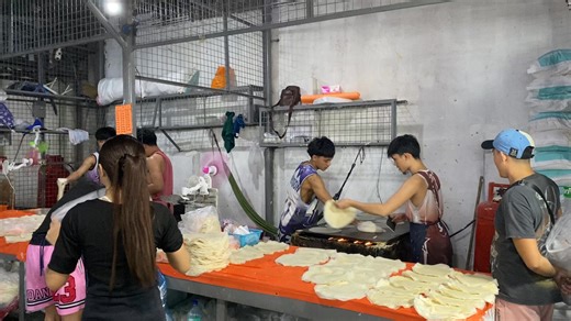 WATCH: Ilang araw bago ang Pasko, abala na ang mga tindero’t tindera sa paggawa ng lumpia wrapper sa Suki Market sa Moonwalk, Talon I, Las Piñas ngayong Disyembre 23. Ayon sa isang tindera, marami na ang namimili simula kahapon, at inaasahang dadagsa pa ang mga mamimili bukas bilang paghahanda para sa Noche Buena. | via Angelica Matabang, DZRH Digital | DZRH News Television