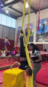 Vuelo, fuerza y diversión ¡Así son nuestras clases de acrobacia en telas! Inscríbete hoy y aprovecha el 2x1 en inscripciones. #Stretch #gimnasiaolímpica #AcrobaciaEnTelas #niñosactivos | Stretch Gimnasia Olímpica