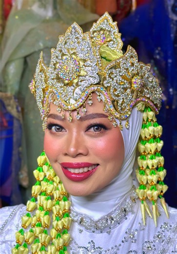 Baju adat jawa | @Ellsya Wedding Planner @ELLSYA WEEDING PLANNER Makeup klasik by #jihantouch #muajb #muapg