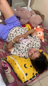 Clarissa mas gusto sa baba matulog.!!! At may ka chat pa !!! | Bench TV