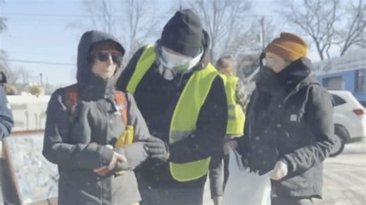 Anti-ICE protesters block tourists' car in Minneapolis