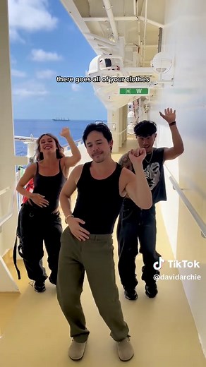 Just a lil brûlée at sea 🍮🌊 💃🕺: @livcav @Hero Thomas #cremebruleechallenge #dance