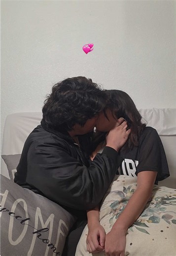 and then she's all happy #kiss #kissing #comeonsupermansayyourstupidline #boyfriendsbelike #girlfriendsbelike