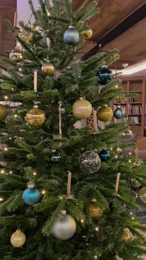 Hotel Traube-Post on Instagram: "For us, Christmas has always been family time 🤍 Our hotel used to stay closed until the 25th of December – and Christmas Eve belonged to one tradition only: the kids decorating the tree together. 🎄✨ This year is a little different. We’re opening the hotel before Christmas and closing again on the 23rd & 24th. But some traditions don’t take a break. So the kids simply came by early – to laugh, to decorate, and to keep our Christmas spirit alive. 🎁🌟 Because no 