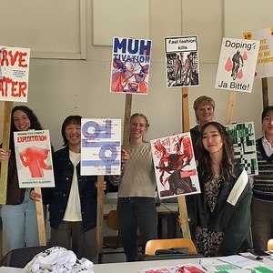 A small making-of video showcasing the activism posters created during the workshop week from April 21st to 25th at the Merz Akademie, under the direction of Julia Kahl. With the motto „Designing Change: Empowering Activism through Posters!“, students from Germany, Portugal, the Netherlands, and South Korea engaged deeply with topics such as housing, climate change, cobalt mining, discrimination, National Socialism, doping, dictatorship, and many others. Each student delved into two important to