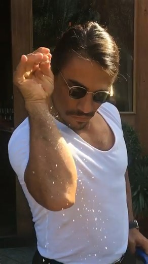 180K views · 1.3K reactions | Avec ses steaks recouverts d’or à 1200 dollars, son geste iconique et ses restaurants de luxe, le boucher des stars, Salt Bae symbolisait le succès, la démesure et le pouvoir des réseaux sociaux. Mais derrière l’image bling-bling, les scandales et polémiques se sont accumulés. Voici comment le « roi du sel » est tombé de son trône. | Le Parisien | Facebook