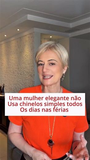 Luciana Rossetto - Palestrante | Consultora de Imagem e Estilo on Instagram: "O uso de chinelos confortáveis está totalmente alinhado a elegância, contudo vamos nos atentar ao tipo de chinelos usamos para qual ambiente assim, não transmitimos uma imagem de “relaxo visual” #consultoriadeimagem #consultoriadeestilo #chinelo #sandalia"