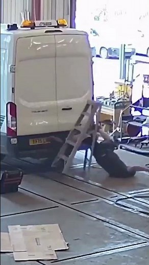 Daily Safety Fails🤯This is WHY You Don’t Straddle a Ladder – Routine Task Ends Painful🤯 #Safetyfails