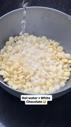 Yuvraj Dewan on Instagram: "This 2 ingredient scientific white chocolate mousse will blow your mind! After my first success with dark chocolate, I decided to try the same but with a different ratio of water and white chocolate. It was an absolute success! Try it to believe it. The mousse is cloud like airy, light and just melts in your mouth. The science behind this mousse :- 🧪 1. White Chocolate + Water = Emulsion • White chocolate contains cocoa butter (fat), milk solids (emulsifiers), sugar,