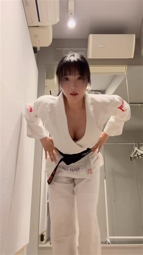 이린 LEE LYNイ・リン on Instagram: "Ok! No stickers whatsoever! Enjoy!☺️💗 猫なし道着姿🥋💗 이번엔 고양이 없어😽 #martialartsgirls #korean #グラビアアイドル #おそらく日本一物理的に強いグラドル #武道 #道義 #도복 #dobok #道着"