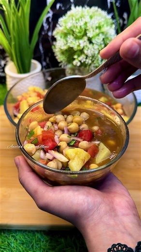 Imli Chaat | Khati Meethi Imli Chaat Recipe Ingredients: • Boiled Chaanay (Ublay hue safaid chanay) • Boiled Aloo (Ublay hue qateel kiye hue aloo) • Chopped Tomatoes (Barik kata tamatar) • Chopped Onion (Barik kati piyaz) • Chopped Mint & Coriander (Kata hua taza pudina aur dhaniya) • Special Imli ka Pani Khati Meethi Imli ka Pani (Ingredients & Method): Imli ka pani is chaat ki jaan hai! Isay banane ke liye maine ye ingredients use kiye hain: 1. Imli ka Pulp: Sab se pehle imli ko garm pani mein