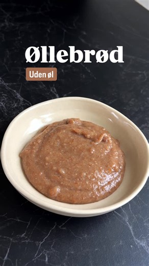 En herlig omgang øllebrød uden øl, der smager mildt og dejligt, og som kan spises af både børn og voksne 😍 Den smager virkelig lækkert som morgenmad med en klat skyr eller flødeskum på toppen 👏🏻 Få opskriften her: https://mettesmadmagi.dk/hjemmelavet-oellebroed-uden-oel/ ✨ | Mettes Madmagi
