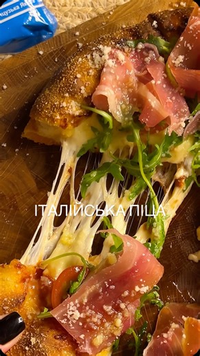 Прості та вишукані рецепти|Кулінарний блог|Коктейлі|🐦‍⬛ on Instagram: "🍕Італійська піца Інгредієнти: • 5 г сухих дріжджів Saf-Levure @saffamily.ua • 2 ст. ложки цукру • 1,5 ч. ложки солі • 370–400 г борошна • 1 ст. ложка оливкової олії • 270 г теплої води Для начинки: • Томатна основа для піци (будь-яка улюблена) • Моцарела тверда • Базилік, рукола • Прошуто • Помідори чері • Кукурудзяна каша (для посипки або стабільності низу) ⸻ 💡Корисні поради 1. Як правильно обрати дріжджі Для піци найкращ