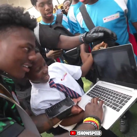 Royal FM Rwanda on Instagram: "🚨| WATCH: Speed took a photo with a fan in Nigeria using a CHROMEBOOK camera 😭🇳🇬"