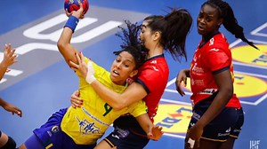 Ana Paula deixa o Mundial de Handebol por entorse no joelho