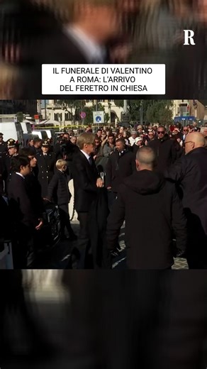 57K views · 310 reactions | Il feretro di Valentino Garavani, il re della moda morto a 93 anni, è arrivato nella Basilica di Santa Maria degli Angeli e dei Martiri in piazza della Repubblica a Roma per la celebrazione dei funerali. La bara – sulle note di Lacrimosa di Mozart – è entrata nella chiesa quando tutti gli ospiti erano già seduti. | la Repubblica | Facebook