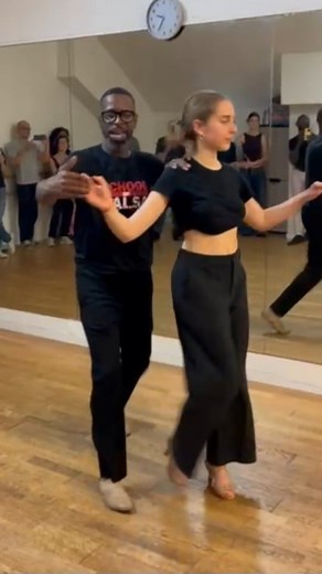 Les jeudis à la School of Salsa Paris, c’est salsa du début à la fin ! 🔥 🕢 19h30 Débutants 🕣 20h30 Intermédiaire 🕤 21h30 Funky Cha Cha Rejoins-nous pour progresser, danser et t’éclater chaque semaine 💃🕺 #salsaparis #schoolofsalsa #leonrose #salsaintermediaire #salsadebutant #funkychacha #ecolededanse #coursdesalsa #salsaclass #parisdance #dansaparis #salsalife #salsadance | School of Salsa Paris