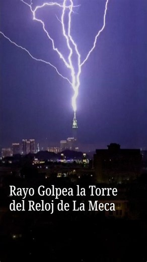 Momento en que Rayo Cae sobre la Torre del Reloj de La Meca, en Arabia Saudita
