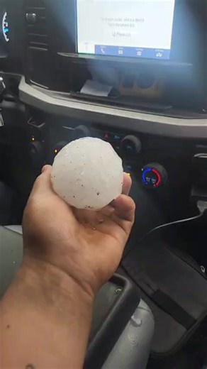 WOAH! 🤯 Do you hear that? That's the sound of a massive hailstone hitting Hector Avalos' vehicle on Highway 166 exiting Eunice, New Mexico. Avalos says that the baseball-sized hailstones shattered the windows of several vehicles. Staying informed about the weather is crucial, especially when severe storms are forecasted! Always stay up to date with Telemundo 20 West Texas and First Alert 7…. Video by Hector Avalos | Patsy Casas Telemundo20