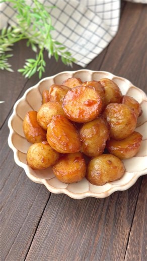 甘辛でごはんが止まらない！新じゃがの煮っ転がし 子どもも親も喜ぶ、懐かしい味わいの一品。 皮ごと使えて時短にも◎ お弁当にもぴったりです♪ 📝材料（4人分） \t•\t新じゃが（3〜4cmの小さめ）…10個 \t•\tサラダ油…大さじ1 \t•\t砂糖…大さじ2 \t•\tみりん…大さじ2 \t•\t酒…大さじ2 \t•\tしょうゆ…大さじ1と1/2 ※しょうゆを少なめにすると甘辛で美味しい♪ 🍳作り方 \t1.\tじゃがいもは皮ごとよく洗い、半分に切る。 \t2.\t鍋に油を入れ、じゃがいもを炒める。 \t3.\t調味料を混ぜて加え、フタをして弱火で15分煮る。 \t4.\tじゃがいもに竹串がスッと通るようになったら、フタを取って好みの濃さまで煮詰める。焦げに注意！ 📌保存して、ぜひ作ってみてください♪ #簡単レシピ #時短ごは#簡単レシピは#時短ごはんお#親子ごはんkTokレシピ