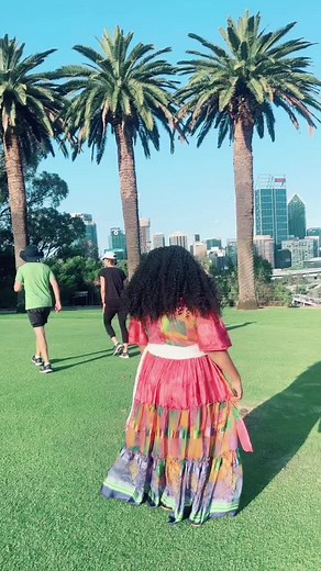 Stunning Fashion Moments in a Vibrant Park Setting