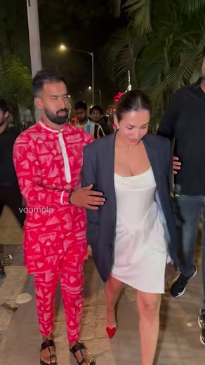 281K views · 763 reactions | "Aaram se baba!" quips Malla as the dude barges in for a pic! Spotted leaving after church with her biz partner! | Voompla | Facebook