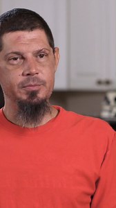 Jeb ist Mechaniker und macht alte Motorräder fit, doch die Arbeit fällt ihm schwer, weil sein Körper zunehmend mit nässenden Pusteln übersät wird.😟 📺: Dr. Pimple Popper I Neue Folge I Sonntag 20:15 Uhr 💻: Ganze Folgen auf TLC.de #DrPimplePopper #DrSandraLee #tlcdeutschland | TLC Deutschland