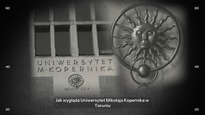 „Toruń musi mieć uniwersytet” - te słowa padają niespełna 2 tygodnie po wyzwoleniu Torunia. Już dwa miesiące później formuje się Komitet Organizacyjny, który tworzą byli pracownicy Uniwersytetu Stefana Batorego w Wilnie. Nie ma żadnych wątpliwości, że toruńska uczelnia będzie nosić imię Mikołaja Kopernika. 5 stycznia 1946 roku w Collegium Maius odbyła się pierwsza, historyczna inauguracja roku akademickiego na UMK. Zobaczcie, jak wyglądały początki naszego Uniwersytetu. 🎓😊 🎥 Film powstał z ok