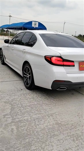 ✅BMW 520d M Sport LCI รุ่น G30 ปี 2022 ✅มี &Warranty เหลือ 19/10/2026 ✅มือเดียวป้ายแดง กุญแจครบ 2 ชุด ✅ชุดแต่ง M Sport แท้รอบคัน ✅ดีเซล ดูแลรักษาง่ายประหยัดสุดๆ ✅ไมล์ 101000 km แท้ ประวัติศูนย์ ✅เครื่องดีเซล TwinpowerTurbo 2000 C.C 190 แรงม้า ✅Gesture Control สั่งงานด้วยท่าทาง ✅พวงมาลัย Multifunction ✅เกียร์ไฟฟ้าSteptronic 8 จังหวะ ✅Cruise Control และ Speed Limit ✅มาตรวัดแบบดิจิตอล ✅ไฟAmbient light ภายในห้องโดยสาร ✅หน้าจอTouch Screen ✅Bluetooth/ Navigation ✅กล้องมองหลัง ✅เบาะคู่หน้าปรับไฟฟ้าทรงS