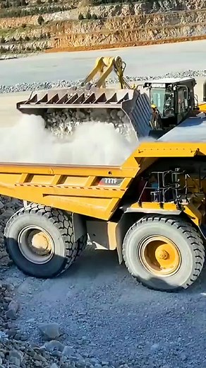 Caterpillar 992K Wheel Loader Loading Aggregates On Caterpillar 777F Dumpers #cat #caterpillar#wheel#domper#mining