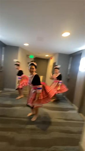 Hmong girls supporting another Hmong girl.. love it! #GIRLSET 📷📄yuna | Hmong Talk