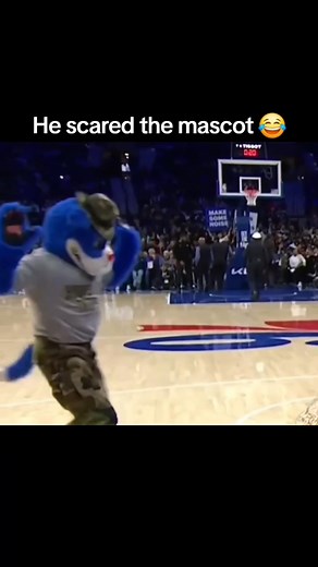 The mascot got scared 😭 | Devonte Mack
